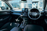 「Z＋」グレードにラインナップされた特別仕様車「ブラックスタイル」のインテリア。ピアノブラック調のガーニッシュが組み合わされたブラックステッチ仕立ての本革巻きステアリングホイールのほか、同じくピアノブラック調のドアライニングガーニッシュやエアコンアウトレットガーニッシュなどで内装をグレードアップしている。