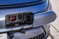 充電ポートはフロントバンパー内に備わっている。カバーはワンタッチのブッシュオープン式で、スライドドアのように向かって右側に開く。普通充電のほか、CHAdeMO方式の急速充電にも対応している。