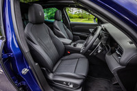 写真の内装色は「ネロ／グリジオ」と呼ばれるもの。シートは上質なレザー仕立てで、試乗した車両のヘッドレストには、エンボス加工されたマセラティのエンブレムロゴが入っていた。このエンブレムロゴは無償で有無が選択できる。