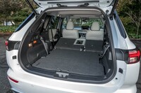 2列目シートを前に倒した状態。荷室長は2040mmにも達する。