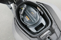 シート下に搭載可能なポータブル充電器。100V電源を使い、約14時間でバッテリーを満充電にできる。