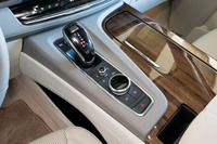 幅広なセンターコンソールには、シフトセレクターやフタ付きのドリンクホルダー、インフォテインメントシステムのコントローラー、サイドポケット、非接触充電機能付きのスマホホルダーなどが配置されている。