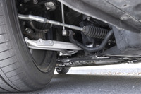 フロントサスペンションロアアームとタイロッドエンドが交換された、試乗車の足まわり。こうした、見えない箇所のカスタマイズが商品として成立するあたりに、スバル車オーナーの走りに対するこだわりが感じられる。