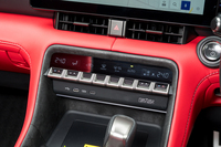 鍵盤状のエアコンのスイッチパネルは他のトヨタ／レクサス車では見たことがないスタイル。このあたりに備わっていたアナログクロックやCDスロットなどがなくなっている。
