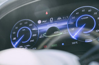 ドライバー前方に配置される「デジタルコックピットディスプレイ」の情報量は実に豊富。その表示グラフィックや走行音は、好みに合わせて変更できる。