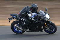 「YZF-R」シリーズのなかでも、サーキットでのコントロール性を追求した「YZF-R1」。そのキャラクターは「Full control evolution of track」というキャッチコピーにも表れている。