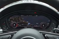 「アウディバーチャルコックピット」と呼ばれる液晶メーターには、速度計やエンジン回転計だけでなくカーナビ、Gフォース、トルク値なども表示できる。