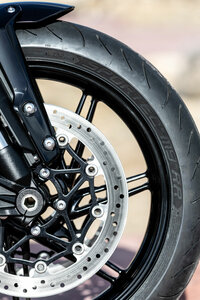 タイヤサイズは全車共通で、前が120/70R17、後ろが160/60R17。「1200」にはオールラウンドな特性を持つ「メッツラー・スポルテックM9 RR」が、「1200RS」にはハイグリップな「メッツラー・レーステックRR K3」が装着される。