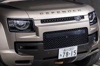 大きなエアインレット付きのグリルは専用デザイン。ナンバープレートの下にカッパーのけん引フックを装備している。