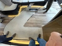 踏みつけてしまって申し訳ないが、床には大きなレクサスエンブレムがレイアウトされている。