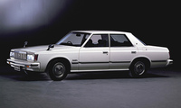 1979年に登場した6代目「クラウン」。その昔は一般市民が憧れる最高峰モデルであり、オッサンのステータスシンボルであった。クラウンと聞いてオーソドックスな3ボックスセダンのスタイルを思い出す方は、漏れなく仲間です。