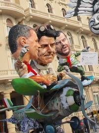 2019年2月、ヴィアレッジョのカーニバルにおける張り子。パイロット姿のコンテ首相が連立政権を組む2人の党首のはざまで、困難な操縦を強いられるの図。