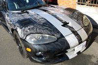 ボディーを水洗いしたら、まずはコンパウンドがけ。専用のスポンジでボディーを磨き、コンパウンドが乾くのを見計らって雑巾で拭き落とす。効果がはっきり分かるのでキモチイイ。