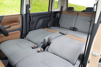 フロントシートの背もたれを倒した様子。室内長は従来型比で115mm拡大された。背もたれを倒した際は、段差を減らしよりフラットになるよう形状が工夫されている。多彩なシートアレンジが行えるのも新型「ルークス」の特徴だ。