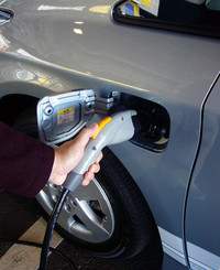 充電は、専用のアダプターをクルマと建物のコンセントに繋ぐだけの簡単操作。空の状態から満充電までかかる時間は、100V電源で3時間、200Vで1時間40分。