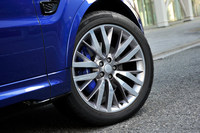 「レンジローバー スポーツSVR」の標準仕様のタイヤサイズは275/45R21。テスト車にはオプションの22インチアルミホイールと295/40R22サイズのタイヤが装着されていた。