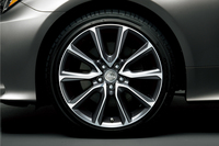 切削光輝仕上げが施された「レクサスRC」の19インチアルミホイール。