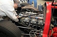 R380-IIの直6DOHC24バルブ2リッターエンジンを調整するメカニック。レストアおよびチューニングを担当しているのが、実際にマシン開発およびレースに携わった人々であるところがすばらしい。