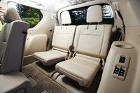 上級グレードのTZ-Gは、電動でサードシートを収納できる。操作スイッチは、荷室側だけでなくリアドア側にも備わる。