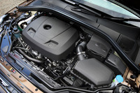 「クラシック」を冠し、エンジンが新世代の「Drive-E」パワートレイン 2リッター直列4気筒ターボに置き換えられた。245psと35.7kgmを発生するこのエンジンは、従来積まれていた5気筒エンジンより燃費が11％改善している。