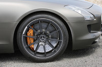 テスト車は、耐熱性・耐久性にすぐれるオプションの「AMGカーボンセラミックブレーキ」（140万円）を装着する。