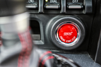 真紅のエンジンスタートボタンもSTIのロゴ入り。
    