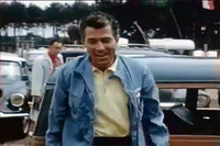 まるで映画スターのような二枚目のシェルビー氏。決勝日にサーキット入りする場面だろうか。