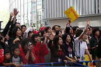 
	抽選で選ばれたおよそ1000名のファンが殺到。フェラーリレッドを身に纏う人も多かった。
	 