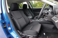 フロントシート。調節幅の大きさが自慢である。