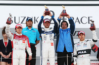 久しぶりに日本人ドライバーで表彰台が埋まった。
左から2位のNo.2 松田次生(mobilecast IMPUL)、服部尚貴Arabian Oasis IMPUL監督、優勝したNo.19 本山哲(Arabian Oasis IMPUL)、星野一義IMPUL総監督、3位のNo.32 小暮卓史(PIAA NAKAJIMA)。