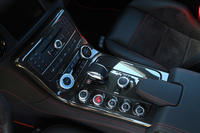 ７段のAMGスピードシフトDCTもGT専用制御とされ、シフトダウン時のダブルクラッチ機能などにより、M（マニュアル）モードでのシフトレスポンスが向上した。