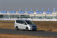 新タイヤ「mpZ」とその先代モデル「mpF」を装着した2台の「日産セレナ」でサーキットを周回。その違いを確かめた。
    