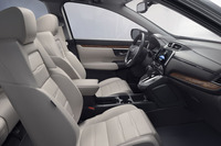 新型「CR-V」の室内空間。細くなったフロントピラーにより、前方視界が広くなっている。