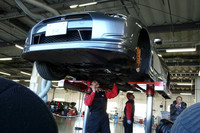 アンダーカバーを外して、下からも確認。すべてのパーツにおいて、純正品であるか、保障外部品が付いていないかをチェックするという。