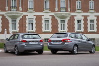 ハッチバック（写真左）とワゴン（同右）では、ボディーサイズだけでなく、リアコンビランプなど細部のデザインも異なる。