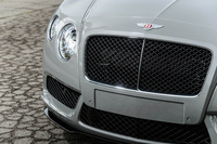 フロントのバンパー下には、スプリッターと呼ばれるスポイラーが装着されている。