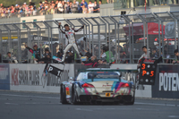 No.4のゴールシーン。チームメイトの谷口信輝が、フェンスから身を乗りだして勝利の歓声を上げる。
    