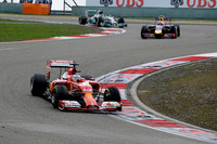 チーム代表の辞任という暗いニュースを払拭（ふっしょく）するかのような跳ね馬の復活。シルバーアローの2台にはかなわなかったが、フェラーリのアロンソ（前）は好スタートから今季最高の3位表彰台を獲得した。（Photo=Ferrari）
    