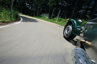 タイヤサイズは前後とも155/65R14。イギリスのタイヤメーカー、エイヴォンの「ZT5」を純正装着している。
    