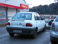 【写真15】日本では「オートザム・レビュー」の名前で販売された「マツダ121」。少々ヤレが目立つが、オーストリアからイタリア中部まではるばるやってきたかと思うと、拍手ものだ。