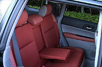 
	新型フォレスターの基本内装はグレーだが、2つのインテリアパッケージがオプションで選べる。写真は、シナモンブラウンの、撥水加工が施されたファブリックシート生地を採用した、アウトドアユース向けの「フィールドパッケージ」。他に、ブラック基調で本革巻きステアリングホイール＆シフトノブなどが採用された「ユーロパッケージ」もある。
	 