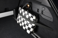 荷室側面には、荷物を固定できるベルトも備わっている。
    