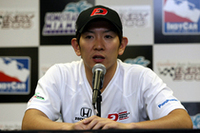 会見に臨む武藤英紀。初戦のリザルトは24位。
（写真＝本田技研工業）
