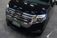 「ステップワゴン スパーダ」のフロントグリルには、新たにLEDアクセサリーランプが与えられた。