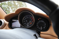 中央に回転計を配する「カリフォルニア」のメーター。その右側にはアナログの速度計が、左側には油温、水温ほか各種インフォメーションがデジタル表示される。