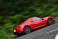 
    ワインディングロードを駆け抜ける「4C」。0-100km/h加速は4.5秒、最高速度は258km/h（いずれも欧州仕様車）と公表される。前後の重量配分は40：60。最大限のゼロ発進加速を実現するためのローンチコントロール機能も備わる。
    