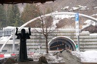 トンネルを見守る聖母像。