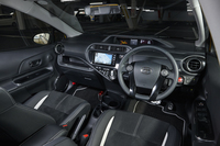 インテリアの各所にメッキやピアノブラック調の加飾があしらわれている。
    