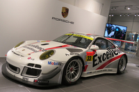 競技車両の「ポルシェ911 GT3 R」。
    