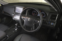 インパネは、上段、中段、下段の3層を重ね合わせるように構成。重厚なたたずまいと奥行き感や広がり感を演出したという。